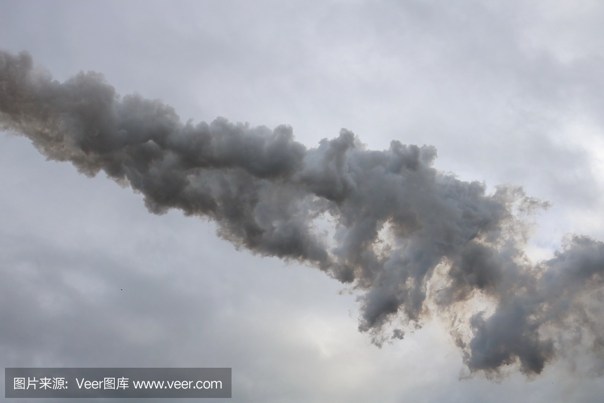 工厂的烟雾弥漫在天空中