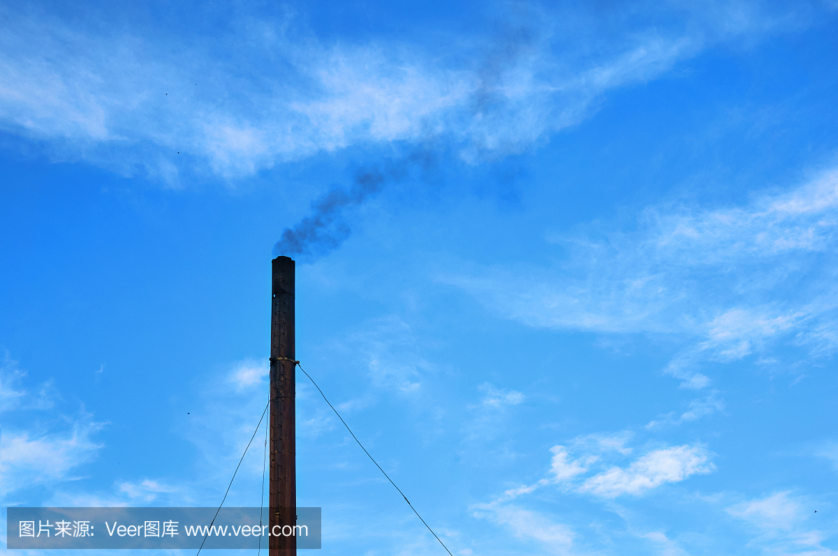 老烟管从锅炉房中冒出来,映衬着蓝天。抽象的背景。