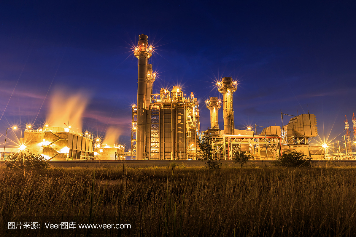 燃气轮机发电厂傍晚与黄昏支持所有工厂在工业区